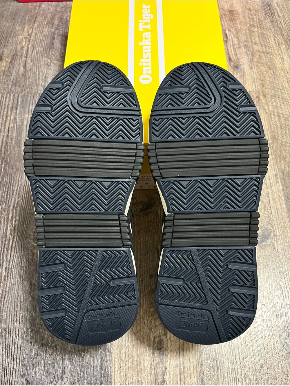 Onitsuka Tiger BIG LOGO Trainers 2.0 - Picture 6 of 7